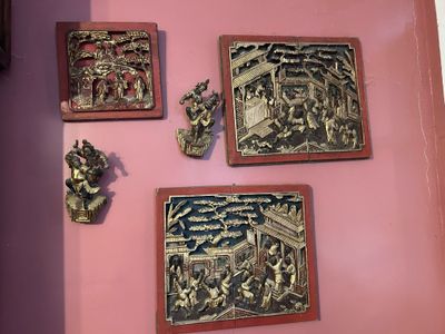 trois tableaux encadrés accrochés au mur d'une chambre rose
