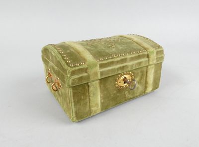 une petite boîte verte posée sur une surface blanche