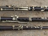 trois clarinettes sont alignées sur un plan de travail