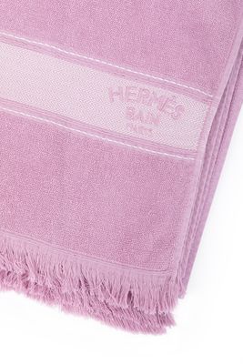un gros plan d'une serviette rose sur fond blanc