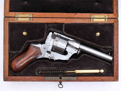pistolet dans un étui en bois avec des ferrures en laiton et une poignée en bois