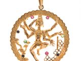 une image représentant un pendentif plaqué or orné de l'effigie d'un dieu hindou