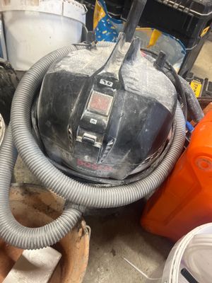 une photo d'une machine sale posée par terre