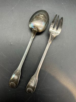 deux cuillères et une fourchette posées sur une table