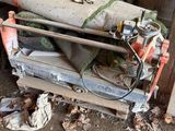 un tas d'objets posé sur un tas de bois