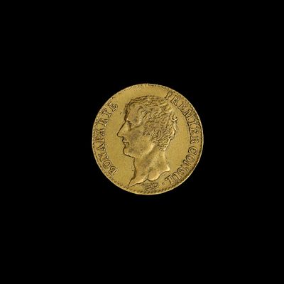 gros plan d'une pièce d'or sur fond noir