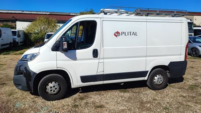 une camionnette blanche garée dans l'herbe