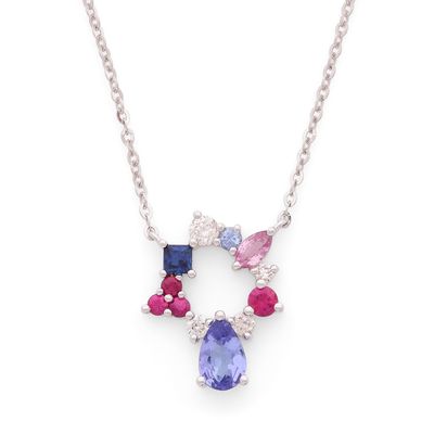 gros plan d'un collier sur fond blanc