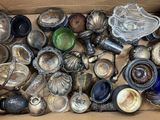 une boîte remplie d'objets en argent et en verre