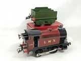 un petit train avec une boîte verte posée dessus