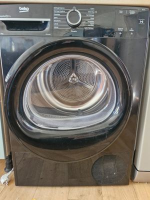 une machine à laver et un sèche-linge posés sur un parquet