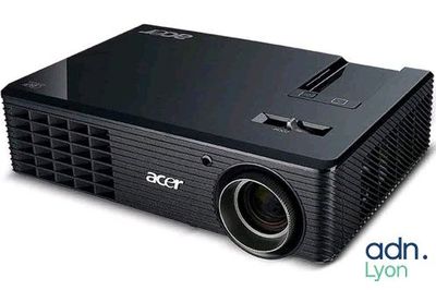 l'image d'un projecteur sur fond blanc
