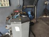 une image d'une voiture qui a été endommagée et qui se trouve dans un garage