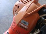 un gros plan d'une moto à laquelle est attachée une chaîne
