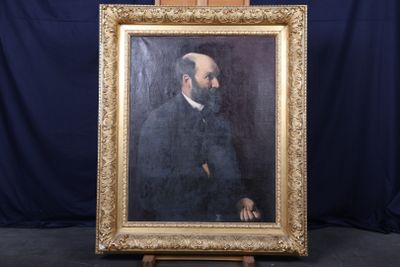 portrait d'un homme en costume noir, barbu, portant une chemise blanche