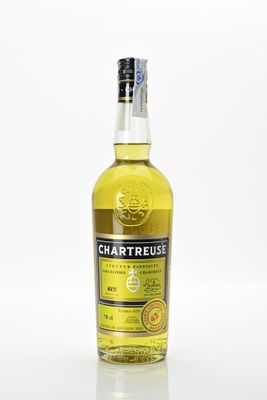 une bouteille de whisky Chartreuse posée sur une surface blanche