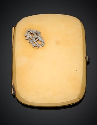 un étui à cigarettes ancien en or et diamants, orné d'un dragon