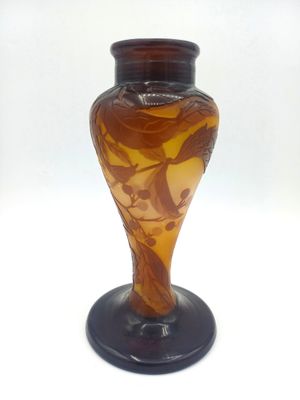 un vase en verre orné d'un motif marron et jaune