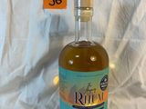 une bouteille de rhum posée sur une table