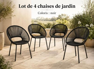 quatre chaises sur une terrasse, avec une plante en pot en arrière-plan