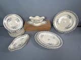 un ensemble d'assiettes et de bols bleus et blancs posés sur un support en bois