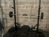 une photo d'un équipement de gym installé dans un garage