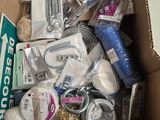 une boîte remplie d'objets divers qui se trouvent à l'intérieur