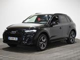 Le SUV Audi QX est garé sur un sol à damier.