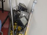 une photo montrant un tas d'objets divers dans une pièce