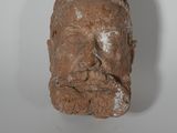 statue d'un homme barbu sur un fond blanc