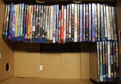 une boîte remplie de DVD posée sur une table