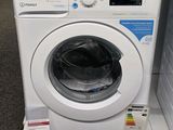 une photo d'une machine à laver et d'un sèche-linge dans un magasin