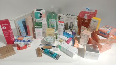 de nombreux types de produits de soins de la peau sur la table