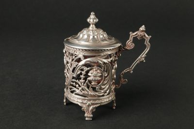 une théière ancienne en argent, avec couvercle et anse, sur fond noir