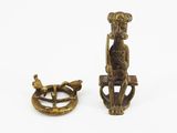 paire de figurines en bronze représentant une femme assise sur un banc