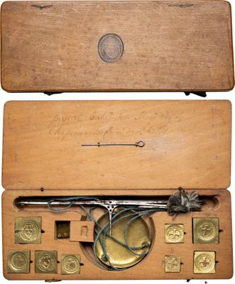 une boîte en bois avec une horloge à l'intérieur