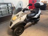un scooter garé dans un garage