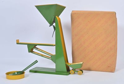 une machine verte posée à côté d'une boîte