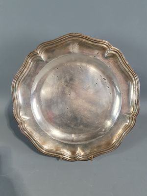 une assiette en argent avec un motif décoratif sur le bord