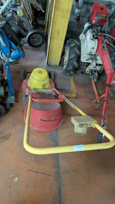 une photo d'une borne d'incendie rouge et jaune dans un garage