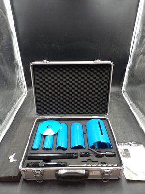 une mallette contenant trois outils bleus, posée sur une table