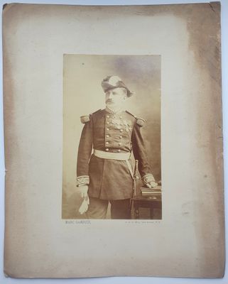 une vieille photo d'un homme en uniforme posant pour un cliché