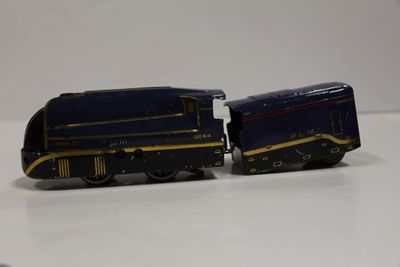 deux petits trains assis côte à côte sur une surface blanche