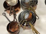 de nombreuses casseroles et poêles posées sur une table