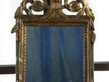 un miroir posé sur une étagère devant une fenêtre