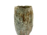 un vase vert posé sur une surface blanche