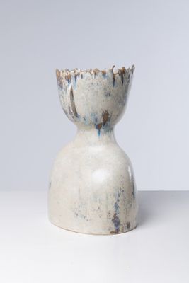 un vase blanc posé sur une table