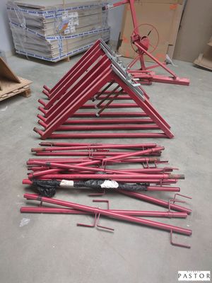 un tas d'engins de chantier rouges par terre