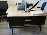 un bureau sur lequel se trouvent un ordinateur portable et un moniteur