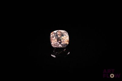 un diamant rose sur fond noir